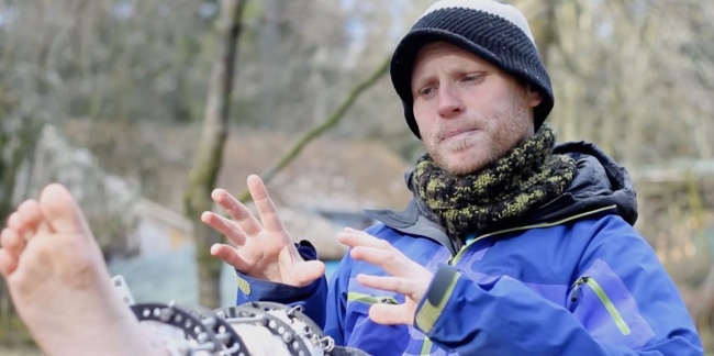 In the frame 650 325 3